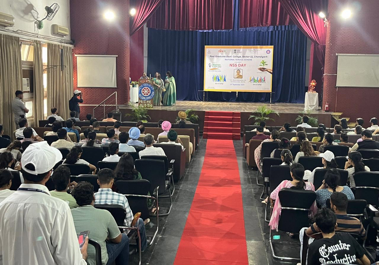 ਸ੍ਰੀਮਤੀ ਮੀਤਾ ਰਾਜੀਵ ਲੋਚਨ, ਆਈ.ਏ.ਐਸ., ਸਚਿਵ, ਭਾਰਤ ਸਰਕਾਰ, ਯੁਵਾ ਮਾਮਲੇ ਮੰਤਰਾਲਾ ਪੀਜੀਜੀਸੀ-11 ਵਿੱਚ ਐਨਐਸਐਸ ਦਿਵਸ ਸਮਾਰੋਹ ਵਿੱਚ ਮੁੱਖ ਮਹਿਮਾਨ ਵਜੋਂ ਹੋਈ ਸ਼ਾਮਲ।